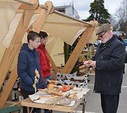 Varėnos centre gerą pusdienį smagiai &scaron;urmuliavo septintą kartą suorganizuota Dzūkijos regiono prie&scaron;velykinė mugė &bdquo;Auksalio kupkas&ldquo;. 