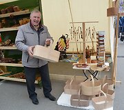 Varėnos centre gerą pusdienį smagiai &scaron;urmuliavo septintą kartą suorganizuota Dzūkijos regiono prie&scaron;velykinė mugė &bdquo;Auksalio kupkas&ldquo;. Joje dalyvavo, savo rankomis pagamintais dirbiniais bei gaminiais prekiavo, amatus bei kūrybinį procesą pristatė daugiau kaip &scaron;e&scaron;iasde&scaron;imt tautodailininkų, amatininkų, 