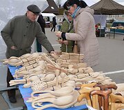 Varėnos centre gerą pusdienį smagiai &scaron;urmuliavo septintą kartą suorganizuota Dzūkijos regiono prie&scaron;velykinė mugė &bdquo;Auksalio kupkas&ldquo;. 