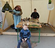 Varėnos centre gerą pusdienį smagiai &scaron;urmuliavo septintą kartą suorganizuota Dzūkijos regiono prie&scaron;velykinė mugė &bdquo;Auksalio kupkas&ldquo;. 