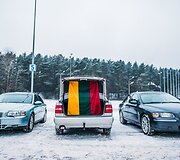 I&scaron; beveik 150 automobilių aik&scaron;telėje suformuotas skaičius 100, skirtas pažymėti artėjantį Lietuvos &scaron;imtmetį
