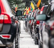 I&scaron; beveik 150 automobilių aik&scaron;telėje suformuotas skaičius 100, skirtas pažymėti artėjantį Lietuvos &scaron;imtmetį