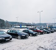 I&scaron; beveik 150 automobilių aik&scaron;telėje suformuotas skaičius 100, skirtas pažymėti artėjantį Lietuvos &scaron;imtmetį