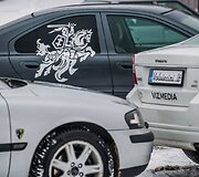 I&scaron; beveik 150 automobilių aik&scaron;telėje suformuotas skaičius 100, skirtas pažymėti artėjantį Lietuvos &scaron;imtmetį