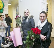 Ugniagesius Vilniaus oro uoste pasitiko žmonos ir vaikai