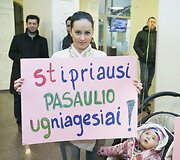 Ugniagesius Vilniaus oro uoste pasitiko žmonos ir vaikai