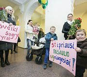 Ugniagesius Vilniaus oro uoste pasitiko žmonos ir vaikai