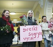 Ugniagesius Vilniaus oro uoste pasitiko žmonos ir vaikai