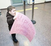 Ugniagesius Vilniaus oro uoste pasitiko žmonos ir vaikai
