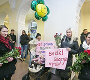 Ugniagesius Vilniaus oro uoste pasitiko žmonos ir vaikai