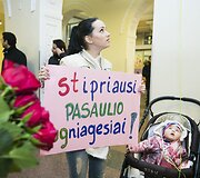 Ugniagesius Vilniaus oro uoste pasitiko žmonos ir vaikai