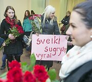 Ugniagesius Vilniaus oro uoste pasitiko žmonos ir vaikai