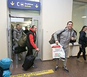 Ugniagesius Vilniaus oro uoste pasitiko žmonos ir vaikai
