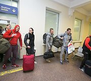 Ugniagesius Vilniaus oro uoste pasitiko žmonos ir vaikai