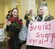 Ugniagesius Vilniaus oro uoste pasitiko žmonos ir vaikai