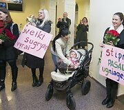 Ugniagesius Vilniaus oro uoste pasitiko žmonos ir vaikai
