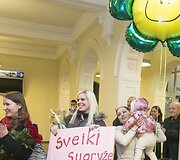 Ugniagesius Vilniaus oro uoste pasitiko žmonos ir vaikai