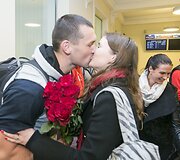 Ugniagesius Vilniaus oro uoste pasitiko žmonos ir vaikai