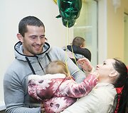 Ugniagesius Vilniaus oro uoste pasitiko žmonos ir vaikai
