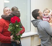 Ugniagesius Vilniaus oro uoste pasitiko žmonos ir vaikai