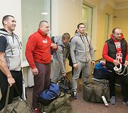 Ugniagesius Vilniaus oro uoste pasitiko žmonos ir vaikai