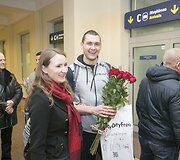 Ugniagesius Vilniaus oro uoste pasitiko žmonos ir vaikai