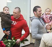 Ugniagesius Vilniaus oro uoste pasitiko žmonos ir vaikai