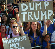 D.Trumpą Londone pasitiko protestuotojai