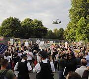 D.Trumpą Londone pasitiko protestuotojai