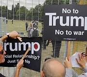 D.Trumpą Londone pasitiko protestuotojai