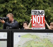 D.Trumpą Londone pasitiko protestuotojai