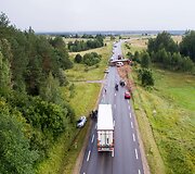 Kelyje Vilnius&ndash;Pabradė ant kelio nuvirto krovininis automobilis