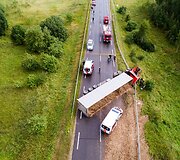 Kelyje Vilnius&ndash;Pabradė ant kelio nuvirto krovininis automobilis