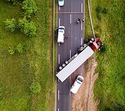 Kelyje Vilnius&ndash;Pabradė ant kelio nuvirto krovininis automobilis