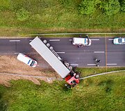 Kelyje Vilnius&ndash;Pabradė ant kelio nuvirto krovininis automobilis