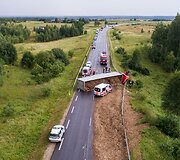 Kelyje Vilnius&ndash;Pabradė ant kelio nuvirto krovininis automobilis