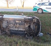 Panevėžio rajone į griovį nuvažiavo lengvasis automobilis