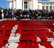 Paryžiuje per protestą liejosi netikras kraujas