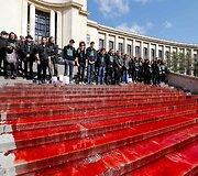 Paryžiuje per protestą liejosi netikras kraujas