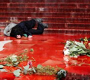 Paryžiuje per protestą liejosi netikras kraujas