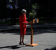 Theresa May paskelbė apie atsistatydinimą