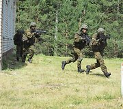Kazlų Rūdos poligone studentai prakti&scaron;kai įtvirtina karybos žinias