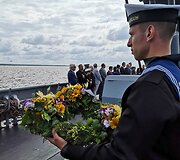 Į Baltijos jūrą nuleisti vainikai žuvusiems atminti
