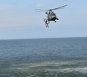 Į Baltijos jūrą nuleisti vainikai žuvusiems atminti