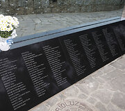 Memorialas, ant kurio sura&scaron;yti visi per &bdquo;Air France&ldquo; lėktuvo katastrofą žuvusių žmonių vardai