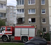 S.Neries gatvėje daugiabučio namo balkone užsidegė padangos