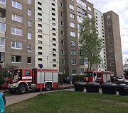 S.Neries gatvėje daugiabučio namo balkone užsidegė padangos
