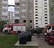 S.Neries gatvėje daugiabučio namo balkone užsidegė padangos