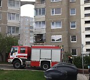 S.Neries gatvėje daugiabučio namo balkone užsidegė padangos