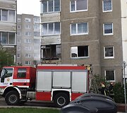 S.Neries gatvėje daugiabučio namo balkone užsidegė padangos